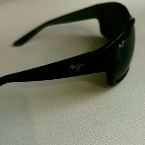 Maui Jim Polarized 2025 Elegant Black Oversized Sunglasses. Unisex